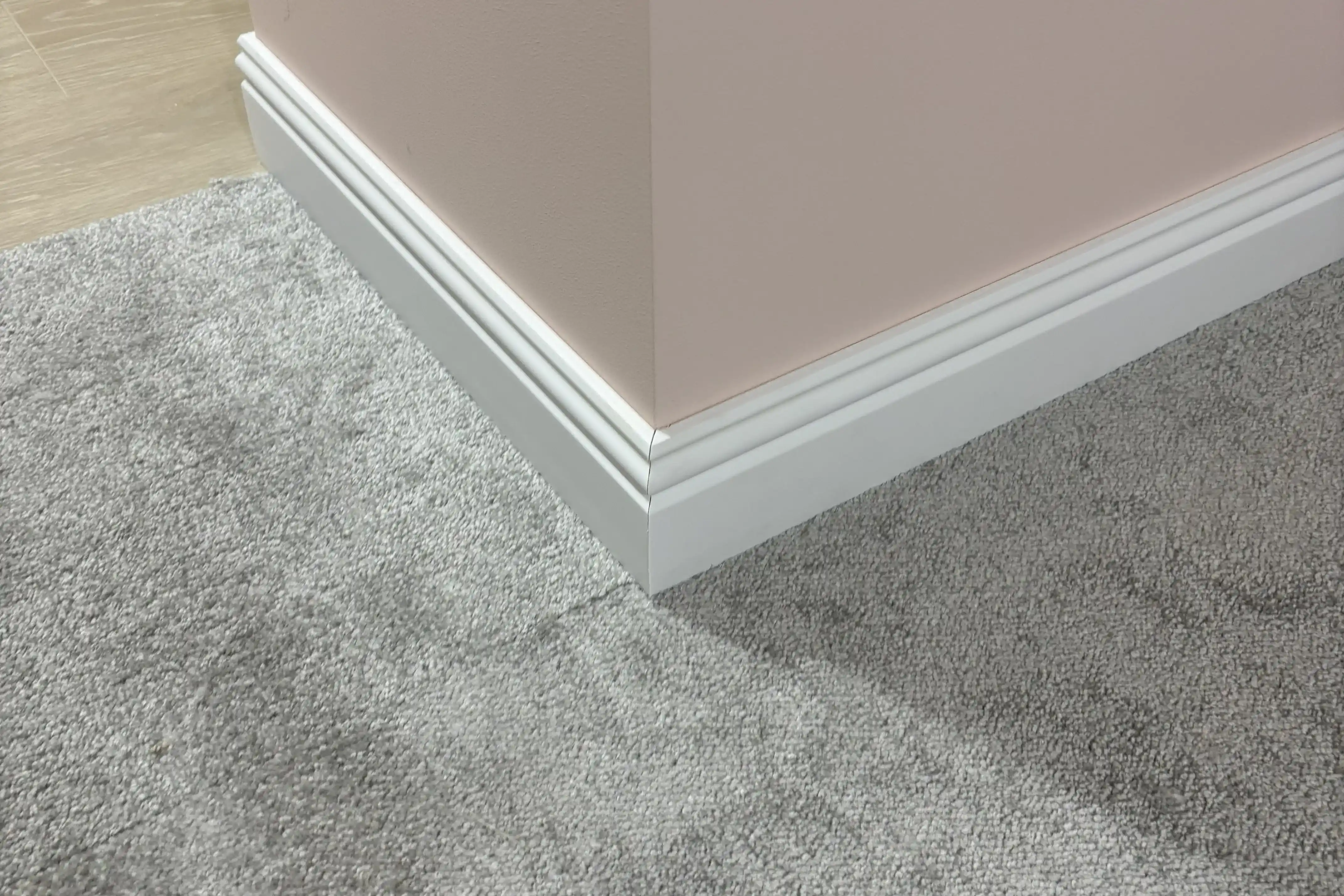 Плинтус белого цвета