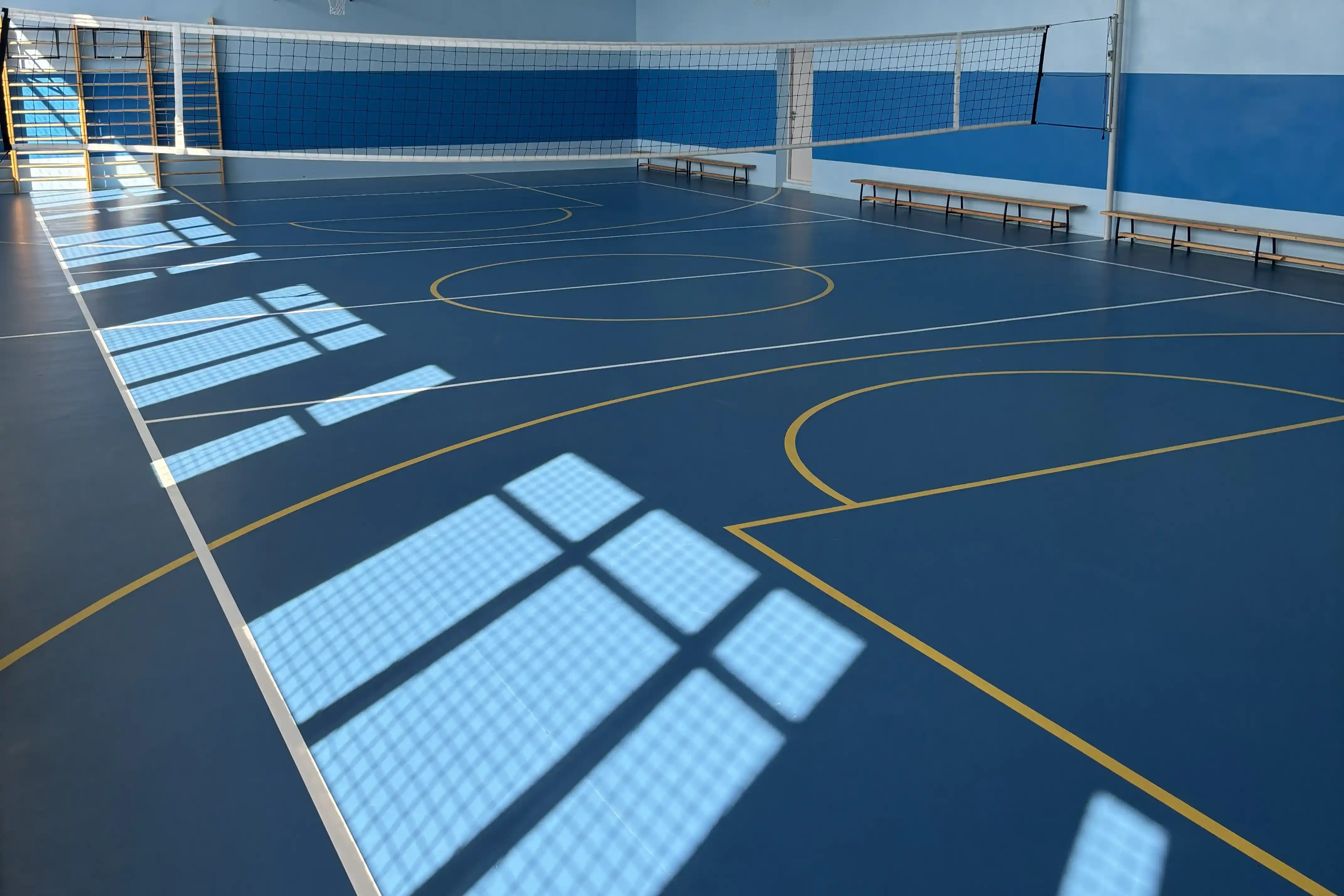 Спортивный зал с уложенным синим спортивным линолеумом