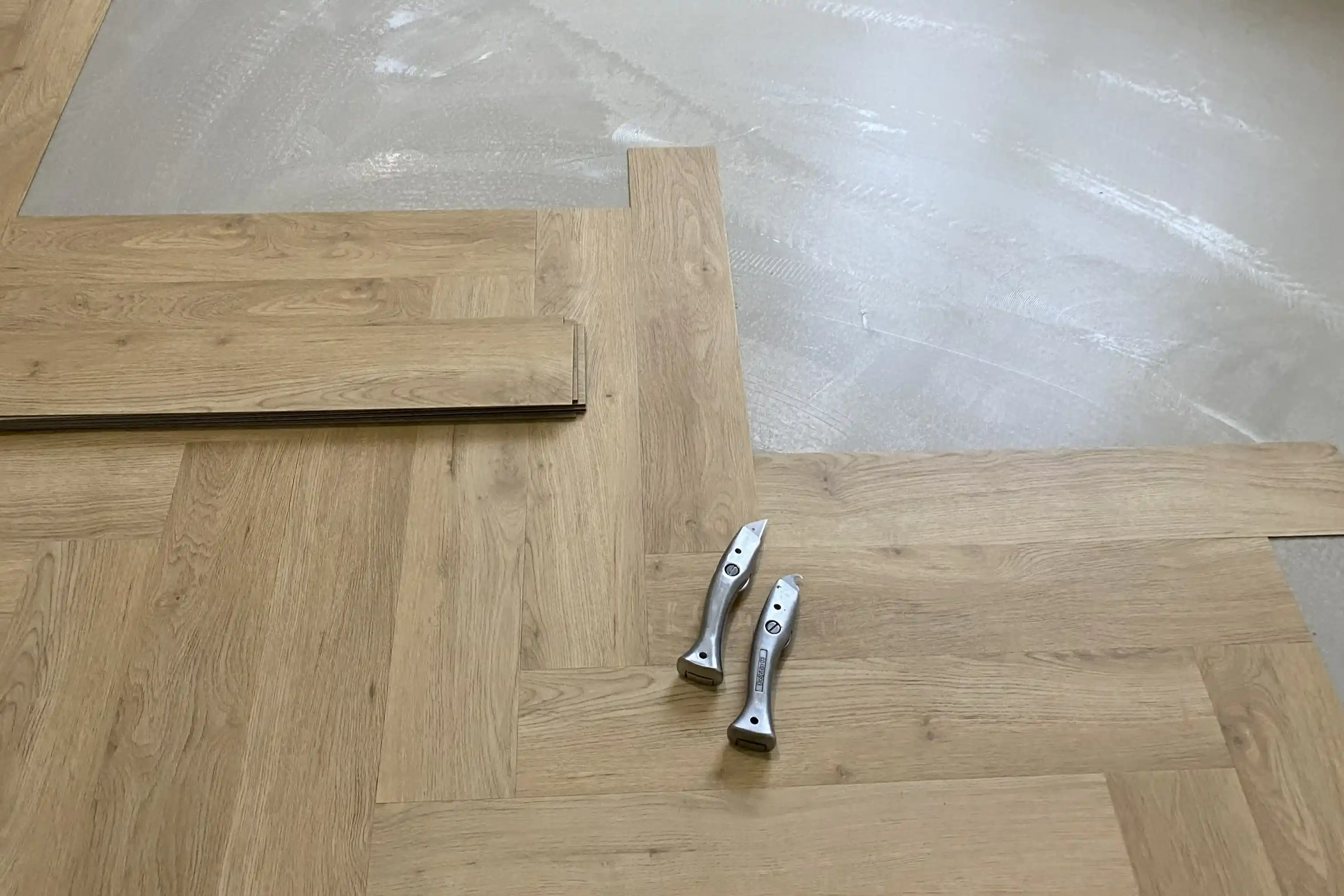 Виниловый пол деревянного оттенка